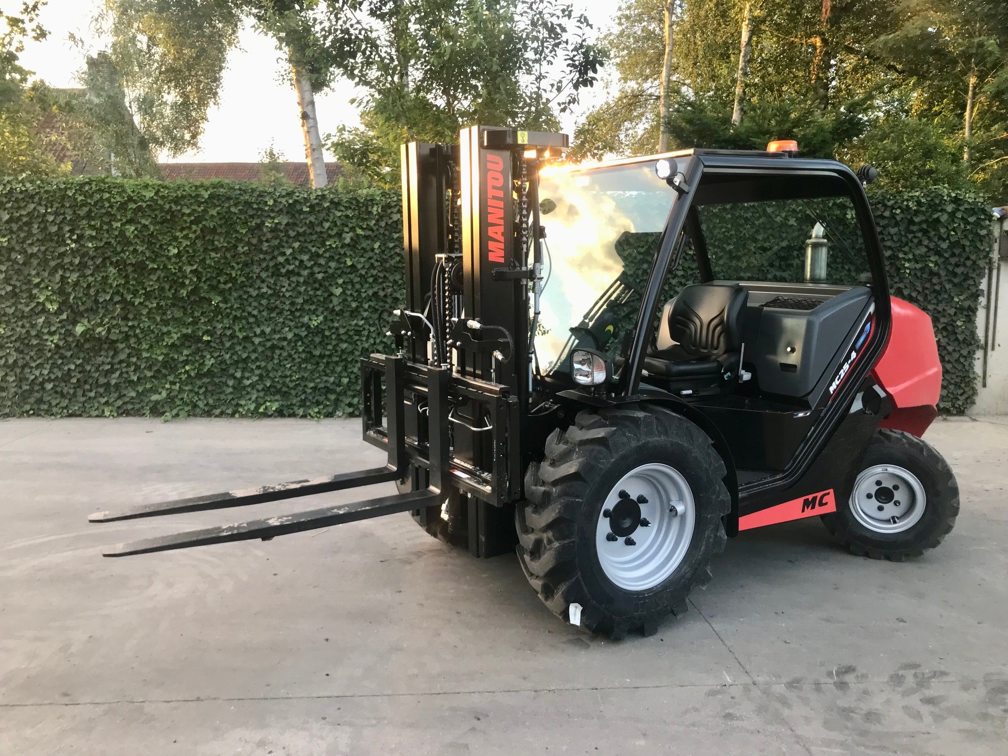 MANITOU MC25-4 (4x4)